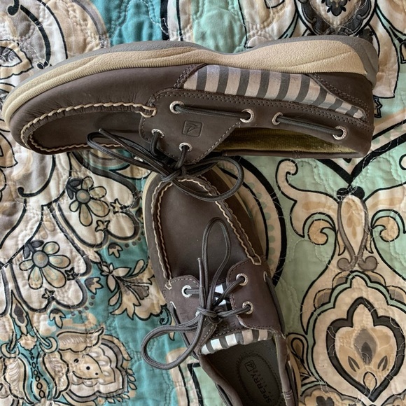 Sperry - Picture 2 of 3